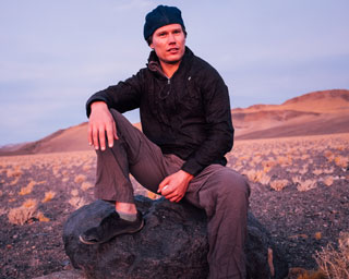 Jukka Salminen on polkupyöräilevä matkakirjailija